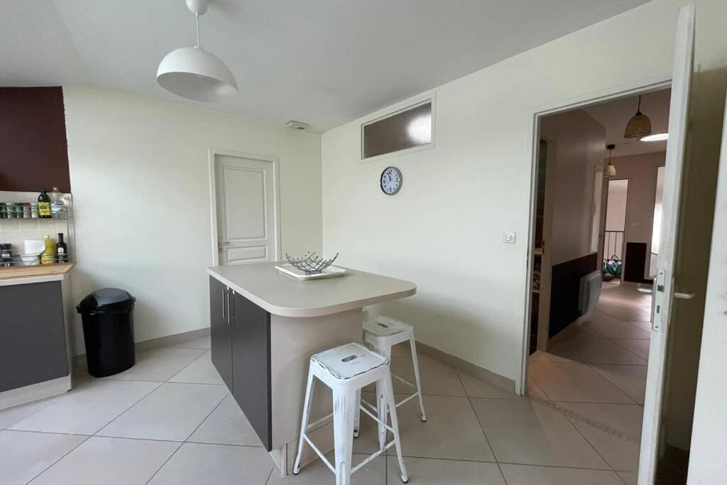 Superbe Appartement Avec 2 Chambres - 9 Personnes - Parking Prive 투르농쉬르론 외부 사진