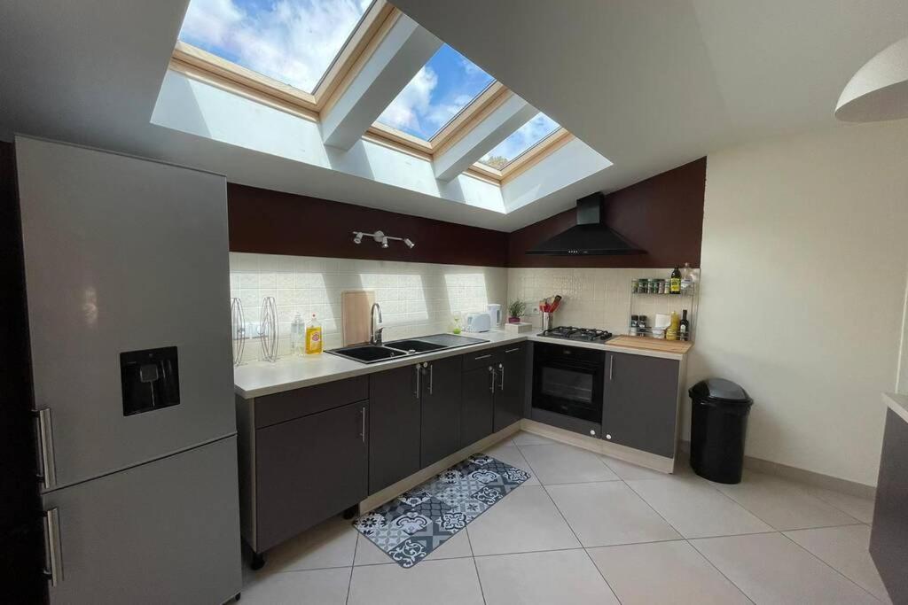 Superbe Appartement Avec 2 Chambres - 9 Personnes - Parking Prive 투르농쉬르론 외부 사진