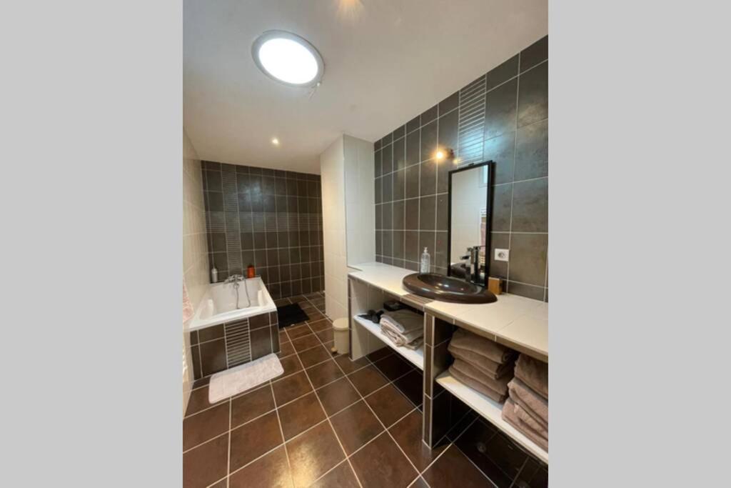 Superbe Appartement Avec 2 Chambres - 9 Personnes - Parking Prive 투르농쉬르론 외부 사진
